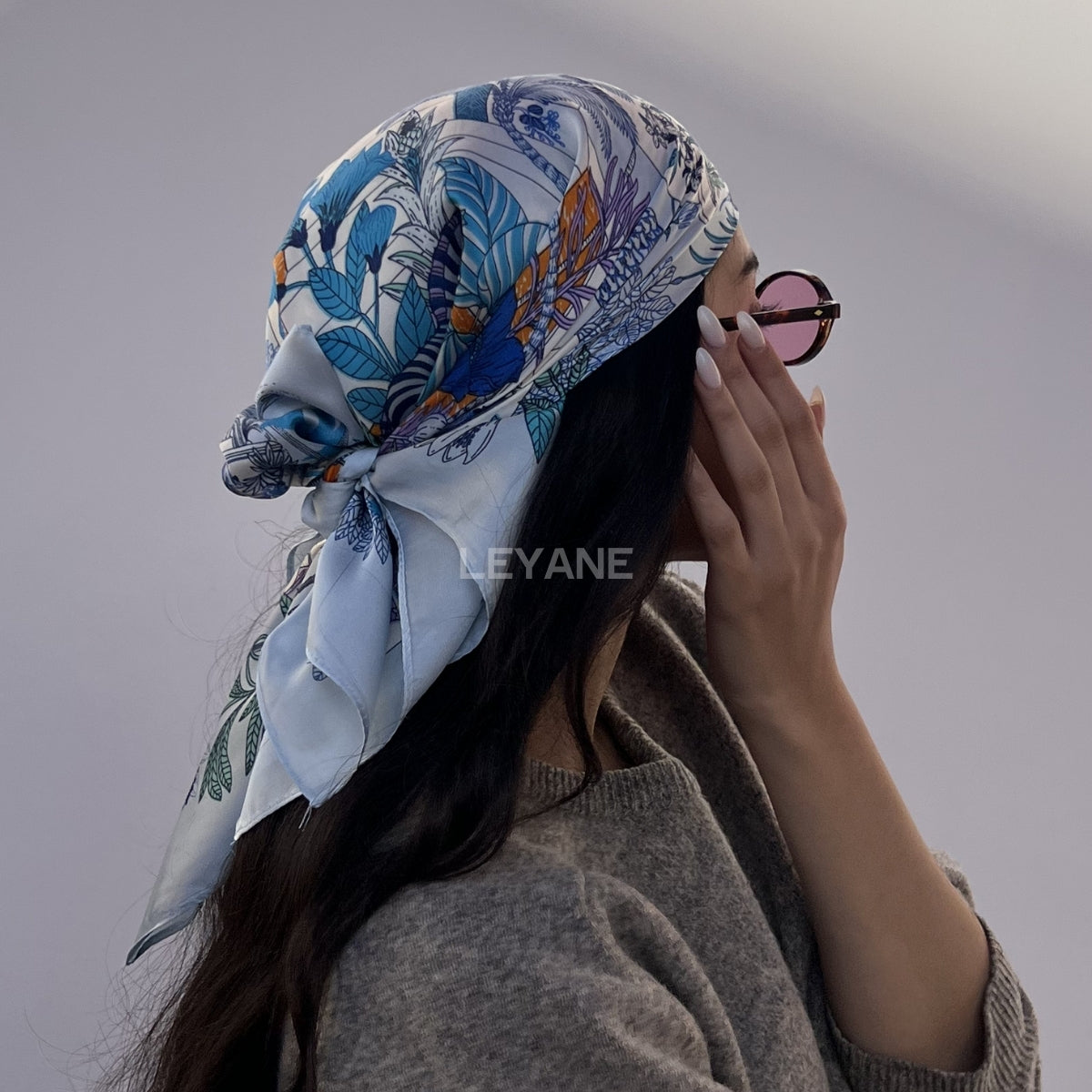 #Foulard #ModeFemme #StyleÉlégant #AccessoireChic #LookModerne #Tendance2026 #HairStyle #PolkaDots #FashionInspiration #ChicEtSimple
