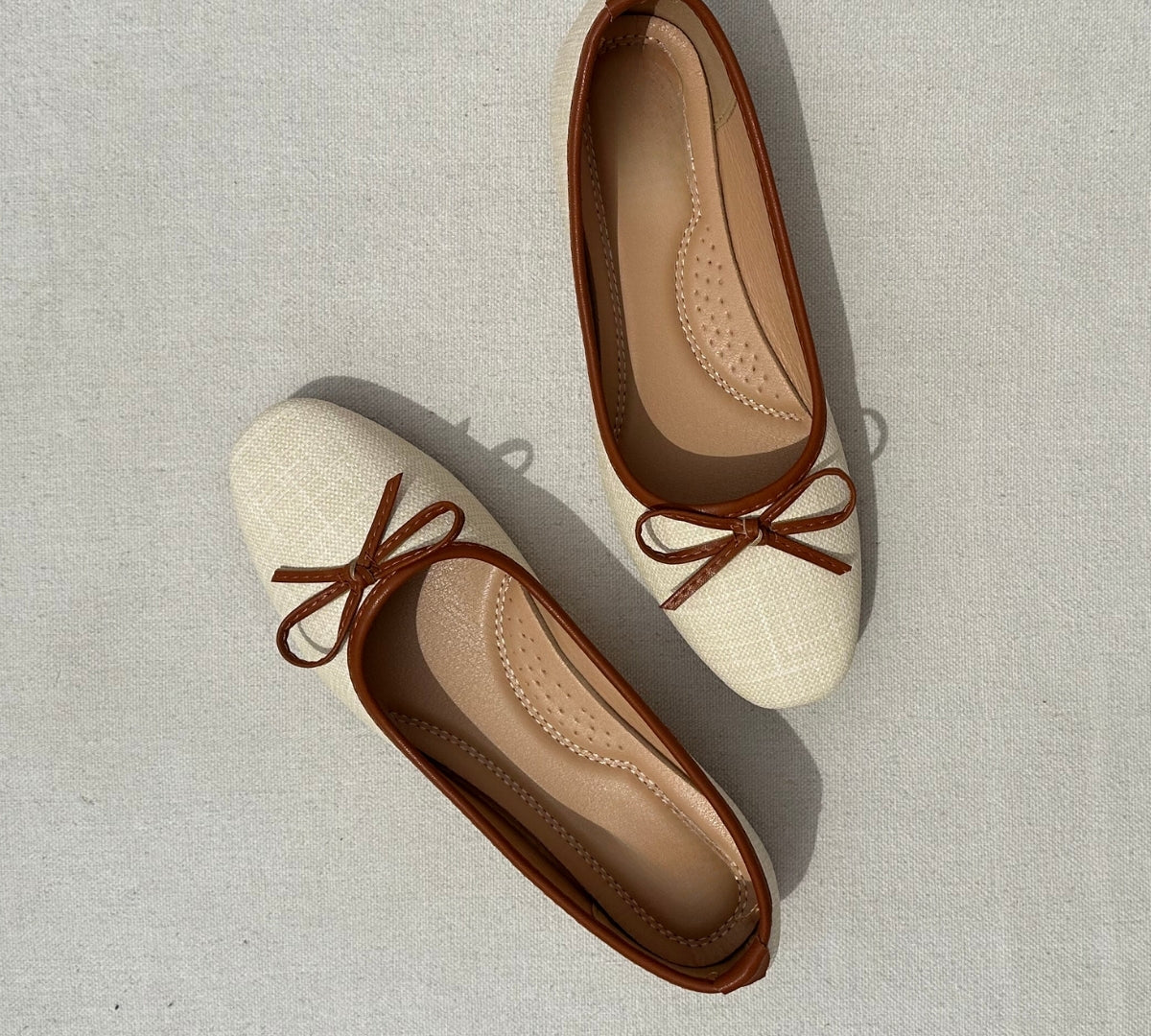 Ces ballerines en raphia tissé dotées d'un nœud en couleur Camel sont confortables et élégantes. Leur matière naturelle ajoute une touche de style à toutes vos tenues. Optez pour ces ballerines pour une allure décontractée et chic.