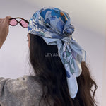 #Foulard #ModeFemme #StyleÉlégant #AccessoireChic #LookModerne #Tendance2026 #HairStyle #PolkaDots #FashionInspiration #ChicEtSimple
