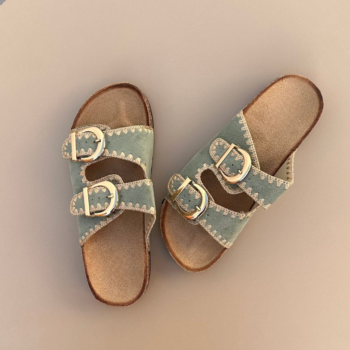 Sandale style birkenstock en green. Souples&nbsp;et légères, parfaites pour une journée de confort et de style.