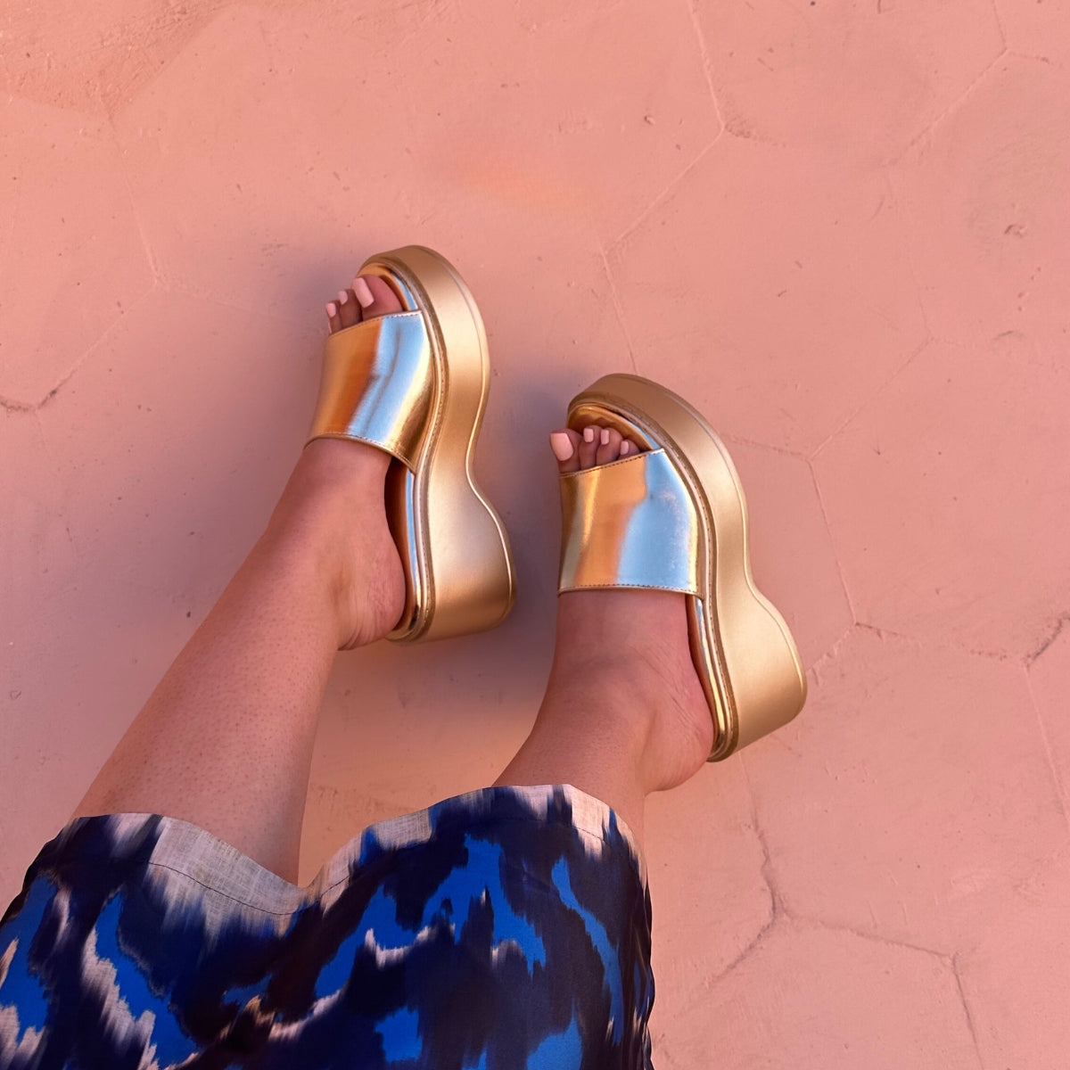 Sandale plateforme couleur gold métalisé. Légère et confortable, cette sandale est l'accessoire idéal pour la saison.