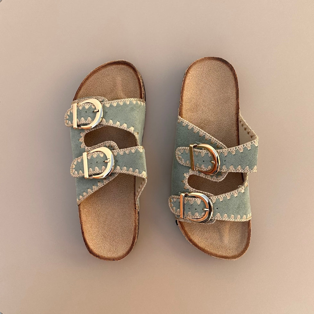 Sandale style birkenstock en green. Souples&nbsp;et légères, parfaites pour une journée de confort et de style.