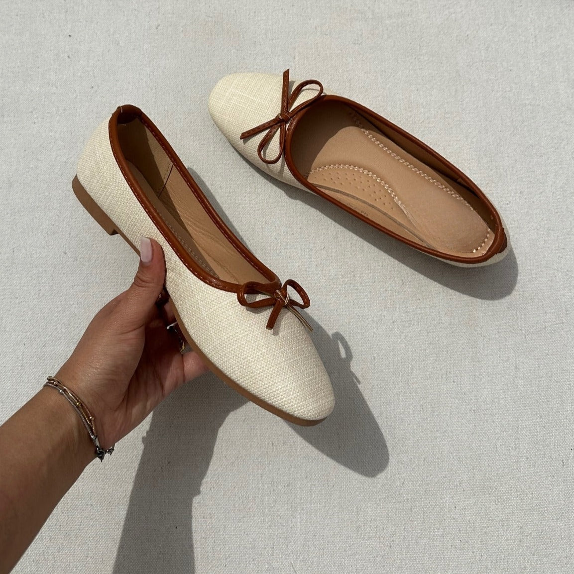 Ces ballerines en raphia tissé dotées d'un nœud en couleur Camel sont confortables et élégantes. Leur matière naturelle ajoute une touche de style à toutes vos tenues. Optez pour ces ballerines pour une allure décontractée et chic.