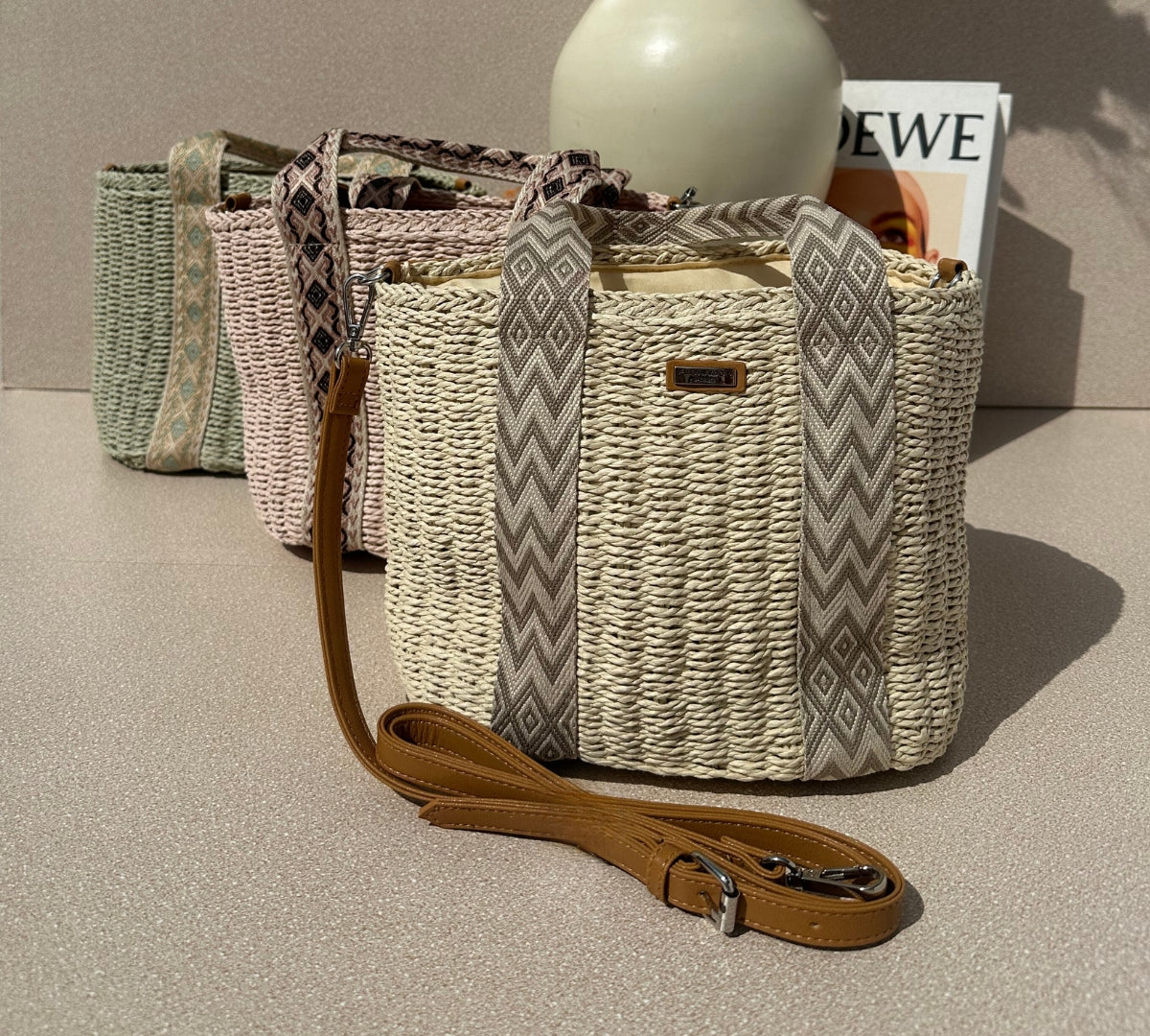 Sac à bandoulière en paille rigide couleur beige avec ceinture camel&nbsp;  Dimension: 33cm*15cm*20cm  Origine : Importé de France&nbsp;SAC A main, sac plage sac en ligne sac maroc