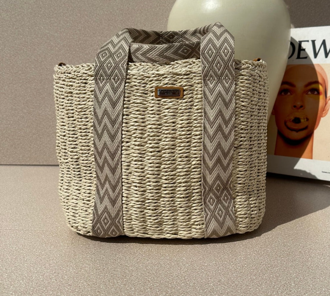 Sac à bandoulière en paille rigide couleur beige avec ceinture camel&nbsp;  Dimension: 33cm*15cm*20cm  Origine : Importé de France&nbsp;SAC A main, sac plage sac en ligne