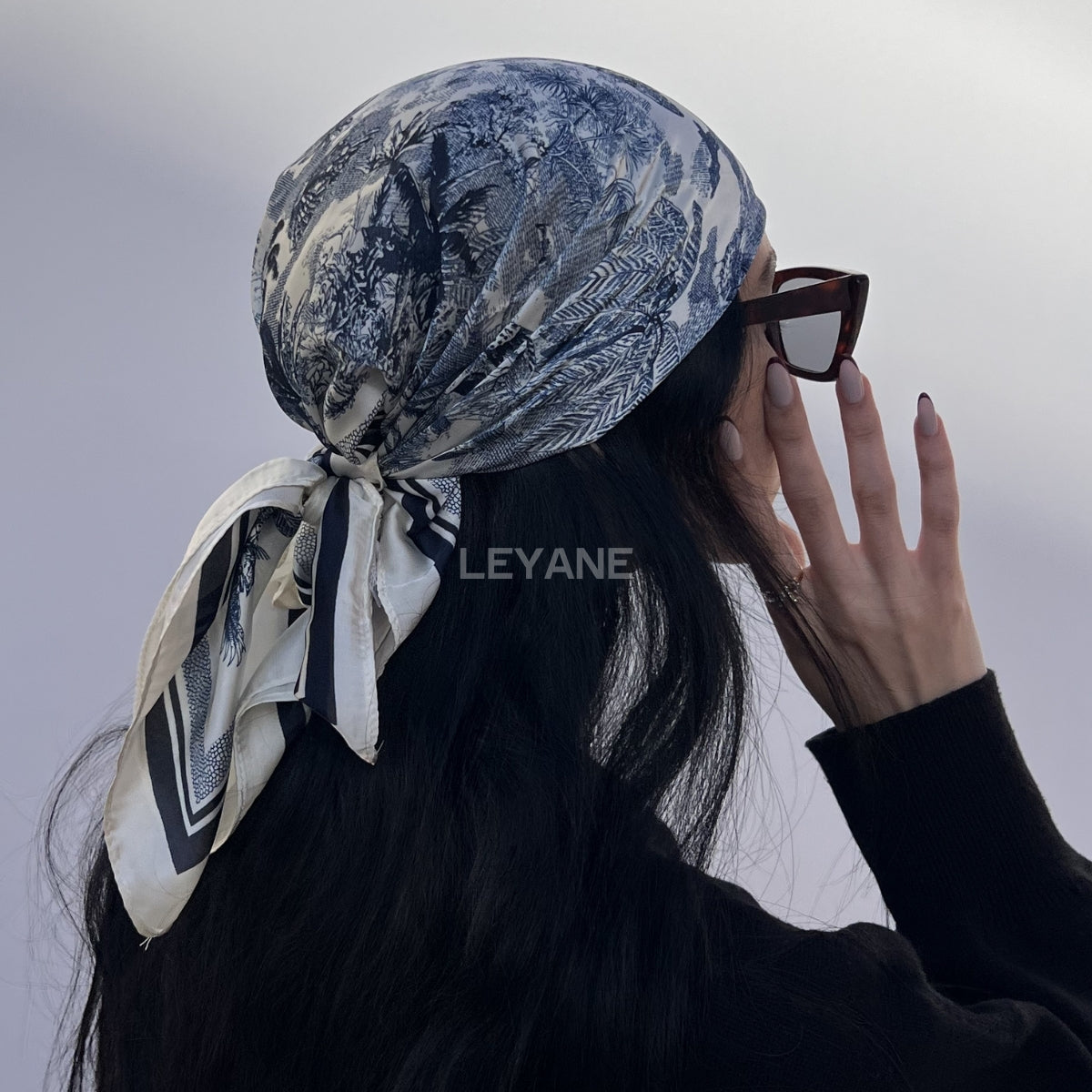 #Foulard #ModeFemme #StyleÉlégant #AccessoireChic #LookModerne #Tendance2026 #HairStyle #PolkaDots #FashionInspiration #ChicEtSimple
