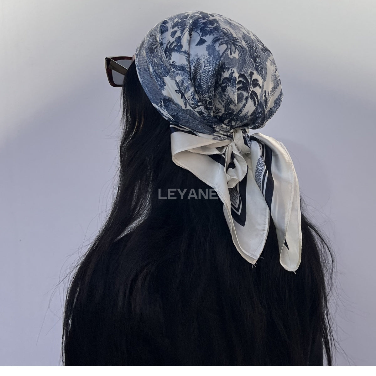 #Foulard #ModeFemme #StyleÉlégant #AccessoireChic #LookModerne #Tendance2026 #HairStyle #PolkaDots #FashionInspiration #ChicEtSimple
