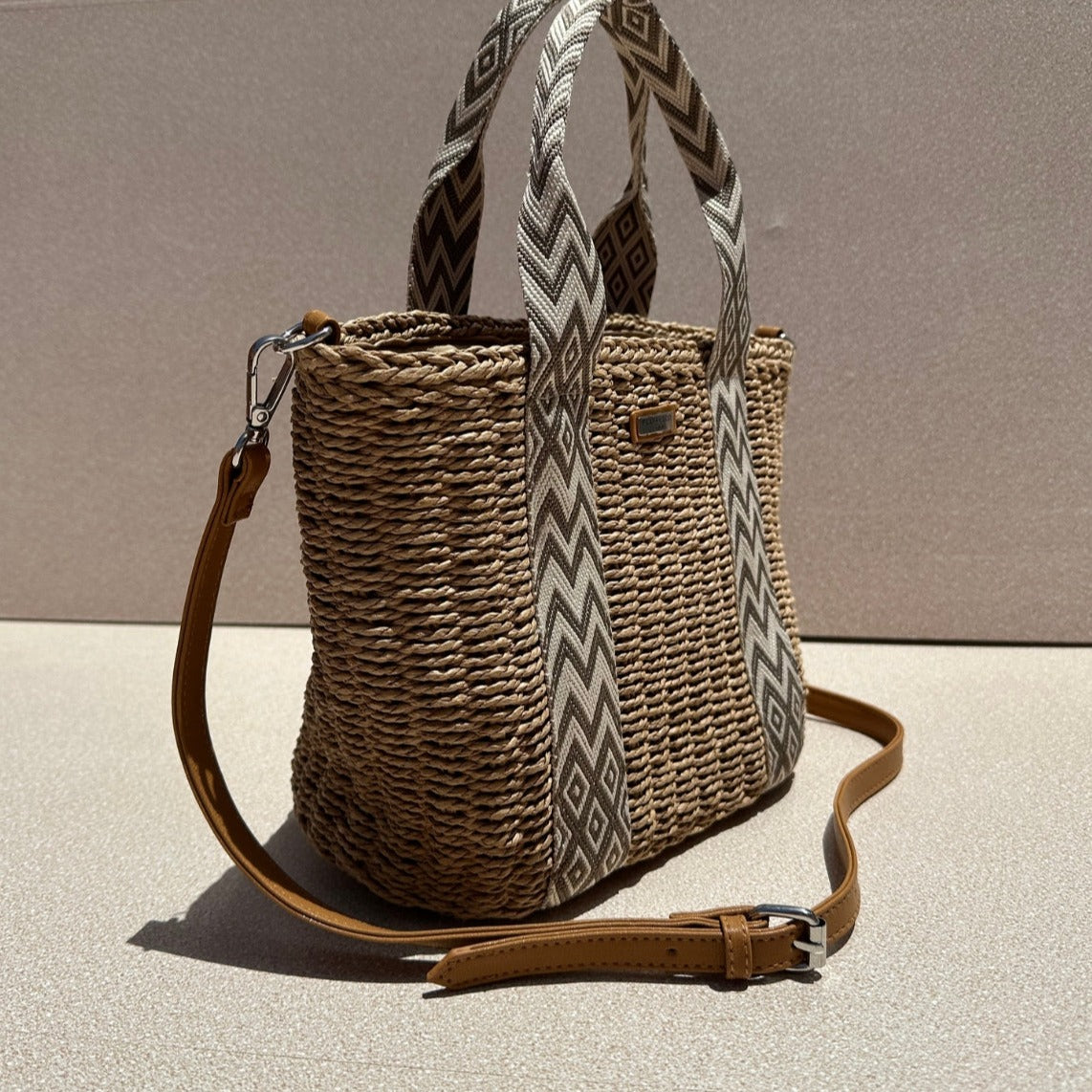 Sac à bandoulière en paille rigide couleur beige avec ceinture camel&nbsp;  Dimension: 33cm*15cm*20cm  Origine : Importé de France&nbsp;SAC A main, sac plage sac en ligne sac maroc