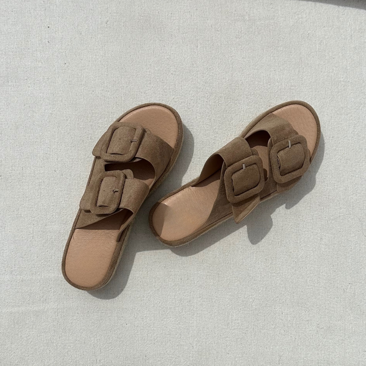 Sandales compensées en daim - Taupe