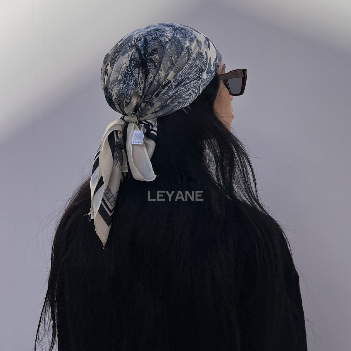 #Foulard #ModeFemme #StyleÉlégant #AccessoireChic #LookModerne #Tendance2026 #HairStyle #PolkaDots #FashionInspiration #ChicEtSimple
