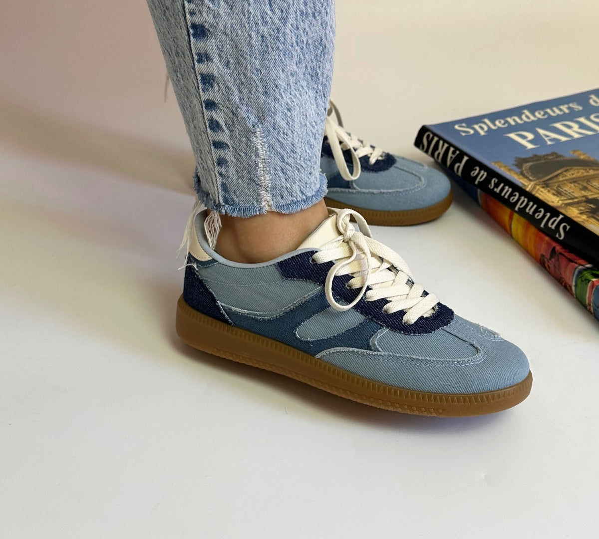 Baskets couleur bleu jean pour femme à empiecement en jean . Un mariage parfait entre style et confort