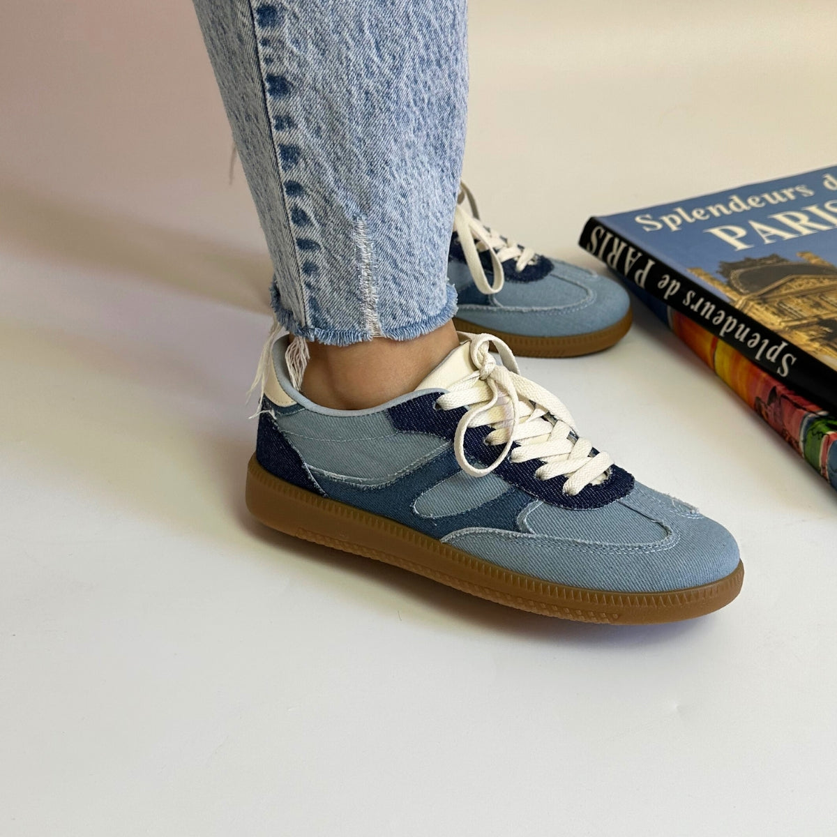 Baskets couleur bleu jean pour femme à empiecement en jean . Un mariage parfait entre style et confort