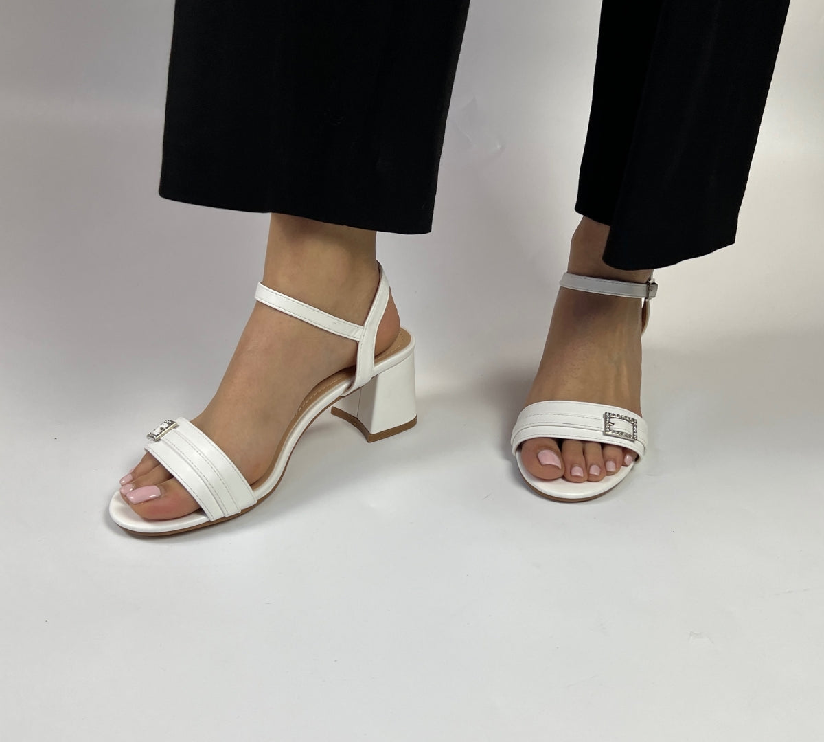 Sandales à talons en cuir synthétique confortables blanc avec détail en zircon