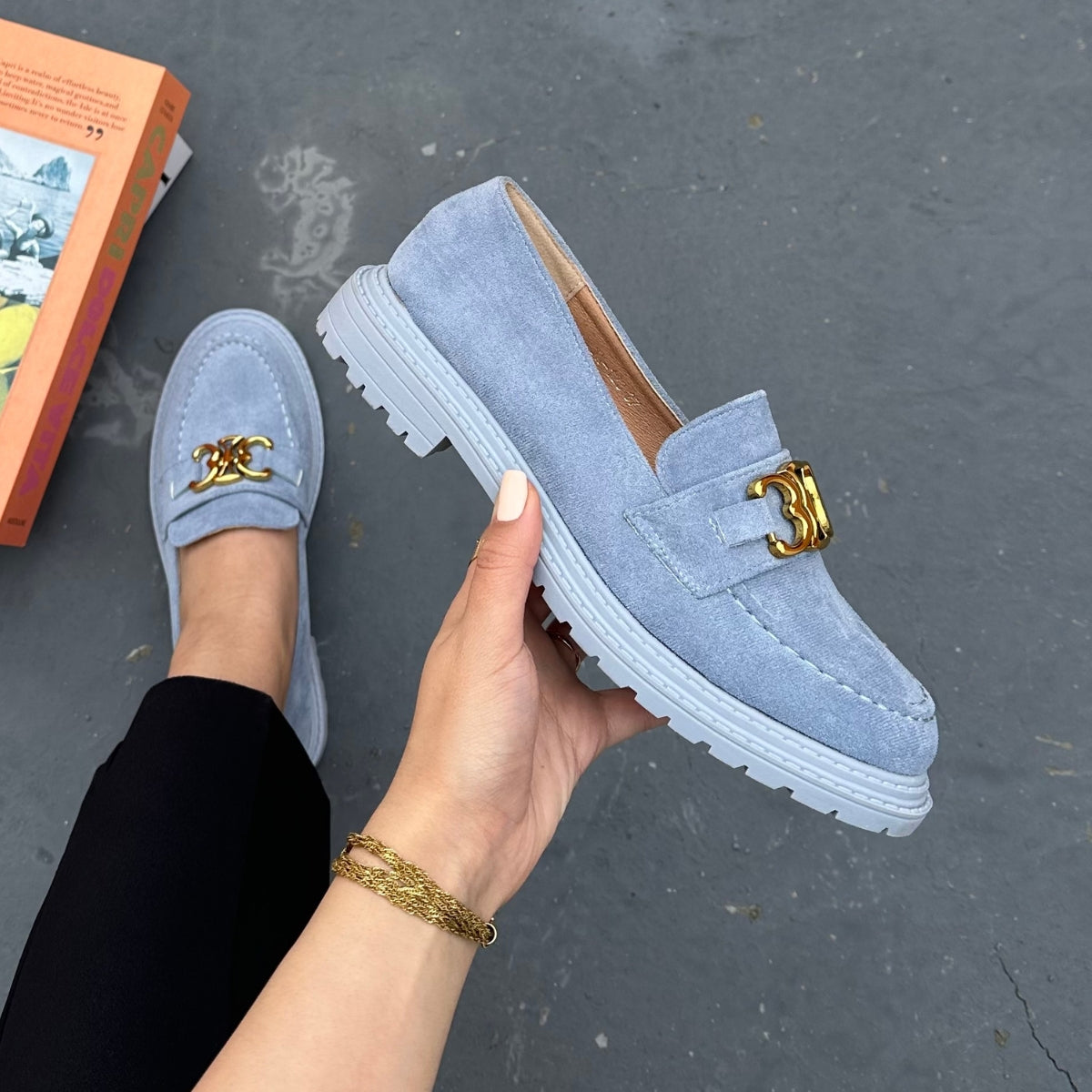 Loafer couleur bleu en daim synthétique confortable avec motif gold maison murielle mocasssins femmes, mocassin ete 2024