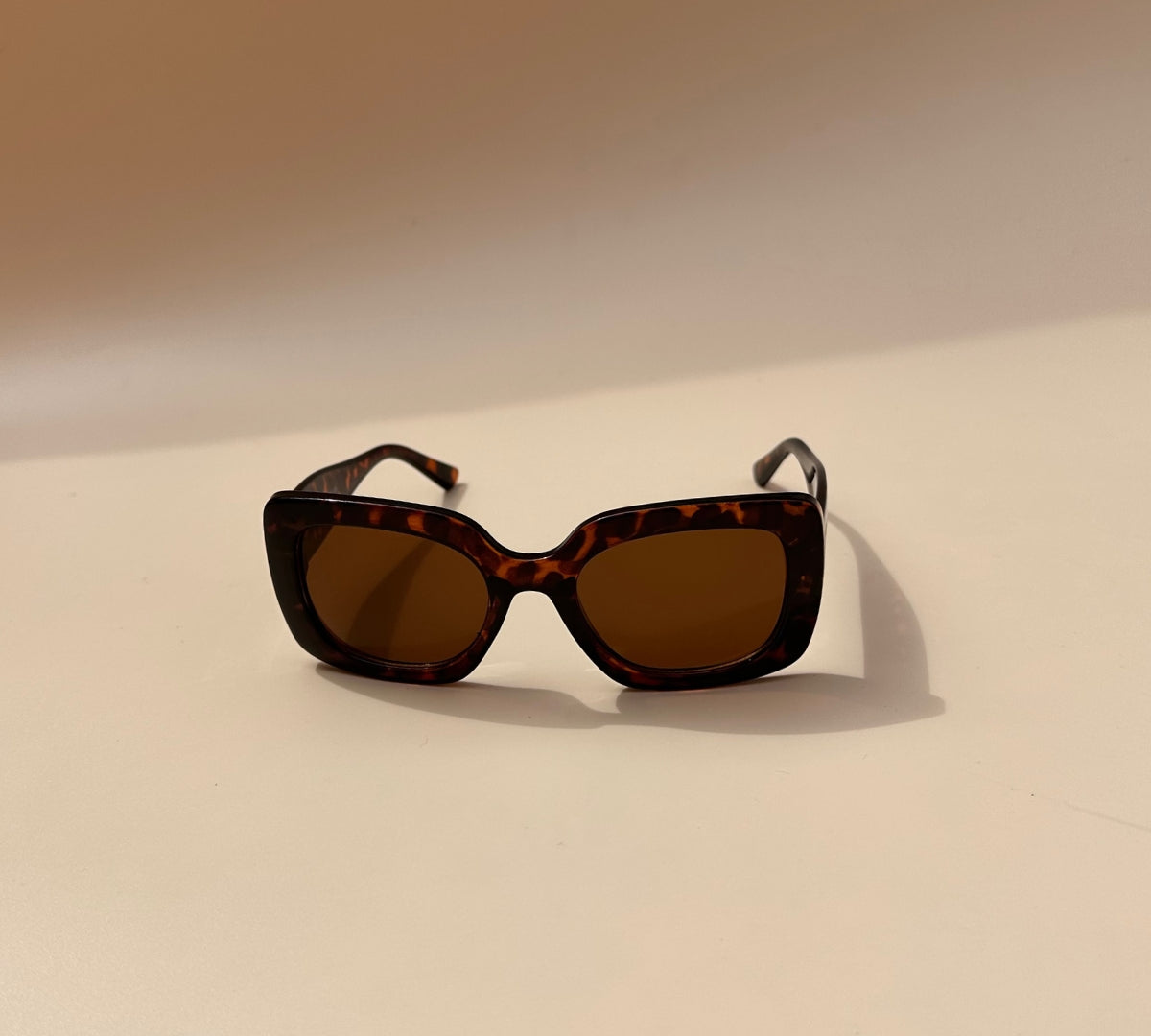 Des lunettes à forme moderne et luxueuse. Cette paire de lunettes est parfaite pour toutes les occasions.   Protection 100% UV (catégorie 3) Pour Femmes Couleur de la monture : Ecaille  Couleur du verre : Marron Diamètre du verre : 45mm Taille du pont : 20 mm Longueur de la branche : 145 mm Largeur de la monture : 140 mm