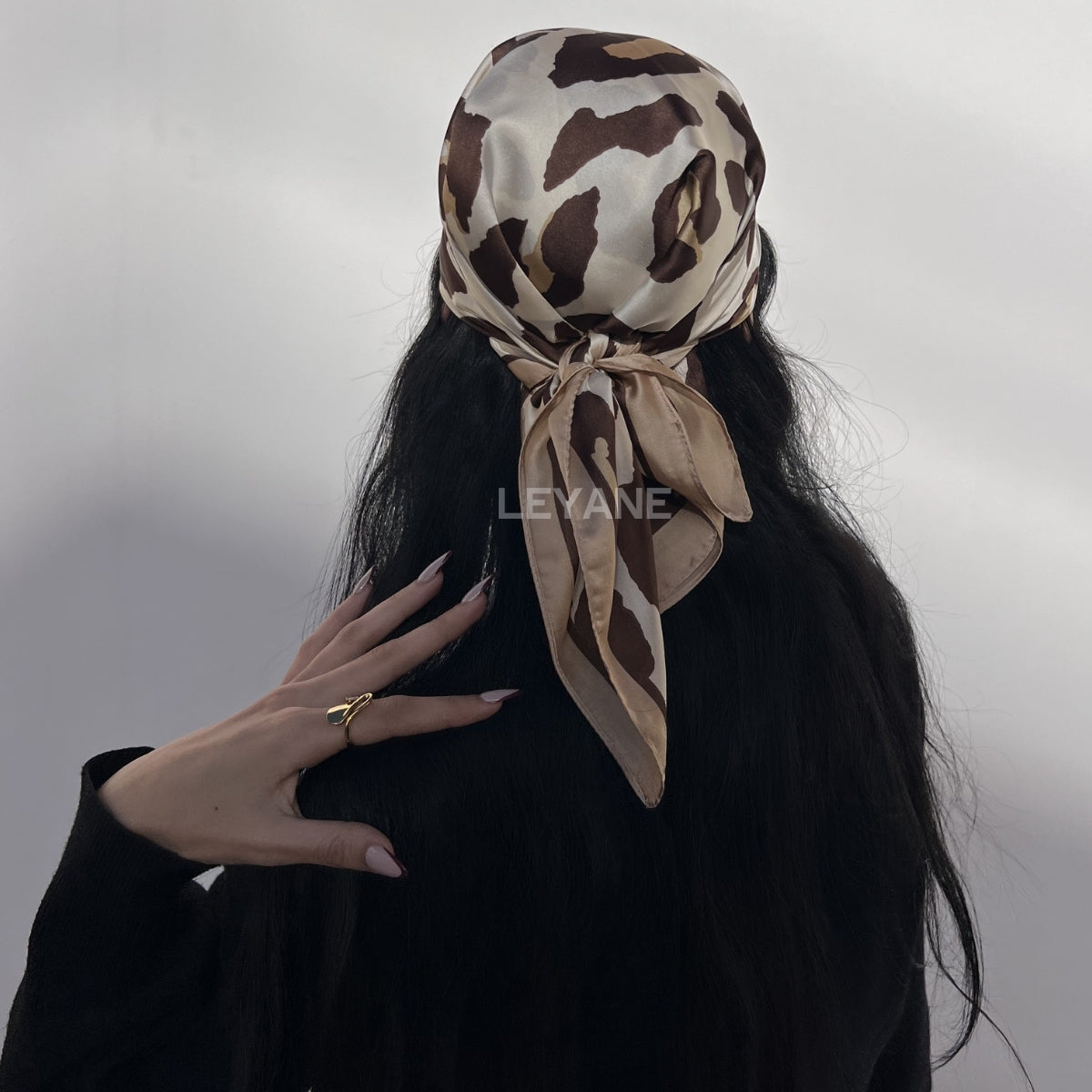 #Foulard #ModeFemme #StyleÉlégant #AccessoireChic #LookModerne #Tendance2026 #HairStyle #PolkaDots #FashionInspiration #ChicEtSimple
