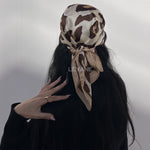 #Foulard #ModeFemme #StyleÉlégant #AccessoireChic #LookModerne #Tendance2026 #HairStyle #PolkaDots #FashionInspiration #ChicEtSimple
