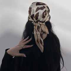 #Foulard #ModeFemme #StyleÉlégant #AccessoireChic #LookModerne #Tendance2026 #HairStyle #PolkaDots #FashionInspiration #ChicEtSimple
