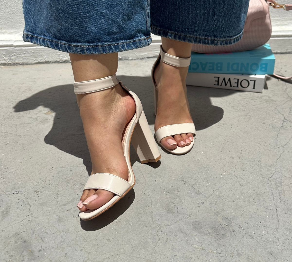 Ces sandales transparentes à talons sont idéales pour un look élégant et tendance. Avec le talon entièrement transparent, elles vous donnent une allure légère et moderne.