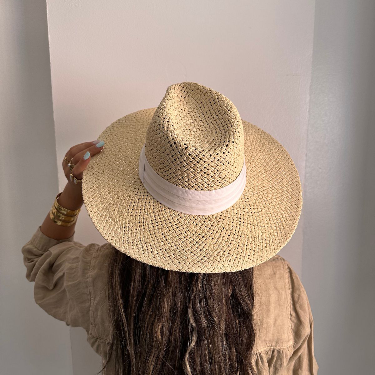 Chapeau à larges bords handmade avec bande en tissu blanc écru 