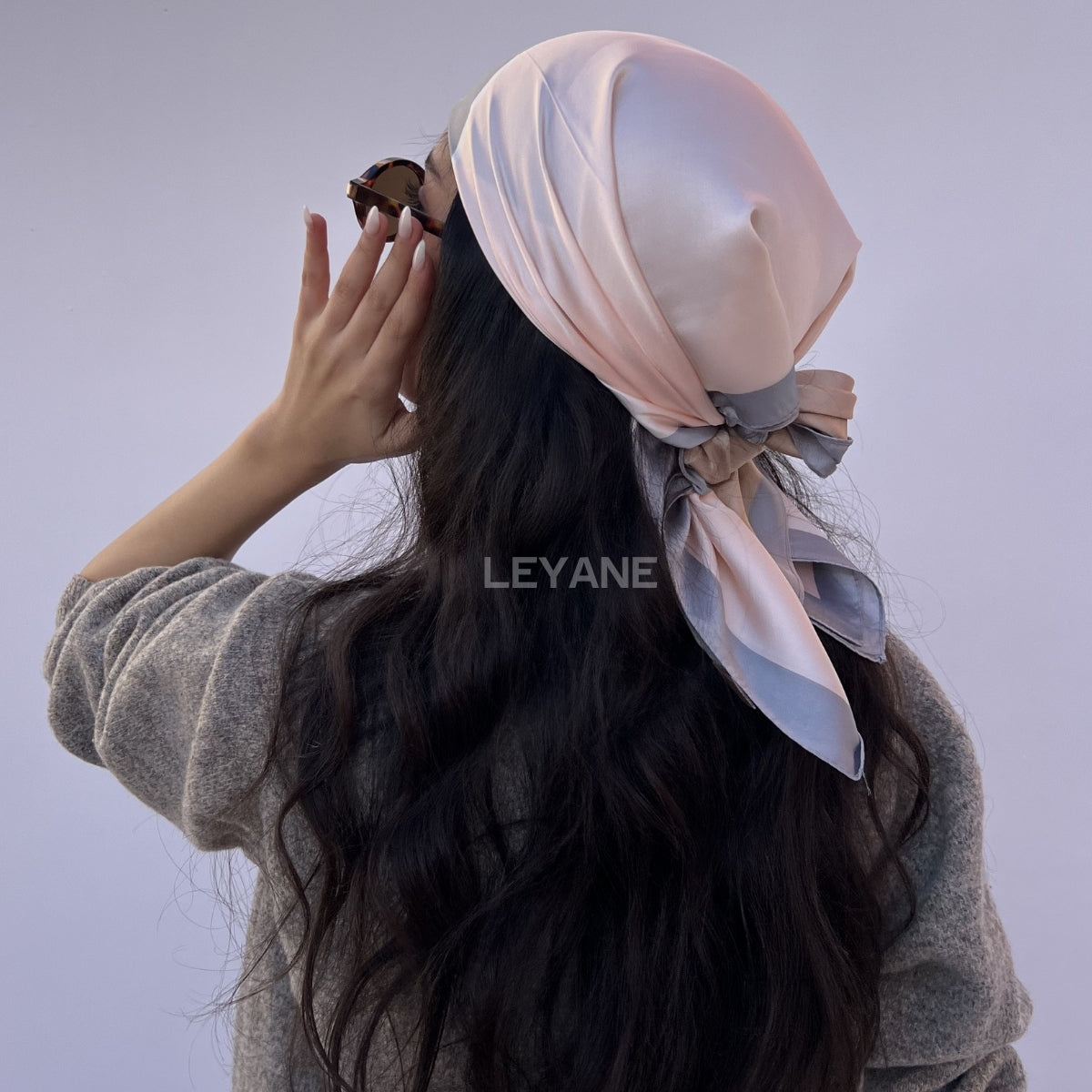 #Foulard #ModeFemme #StyleÉlégant #AccessoireChic #LookModerne #Tendance2026 #HairStyle #PolkaDots #FashionInspiration #ChicEtSimple
