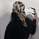 #Foulard #ModeFemme #StyleÉlégant #AccessoireChic #LookModerne #Tendance2026 #HairStyle #PolkaDots #FashionInspiration #ChicEtSimple
