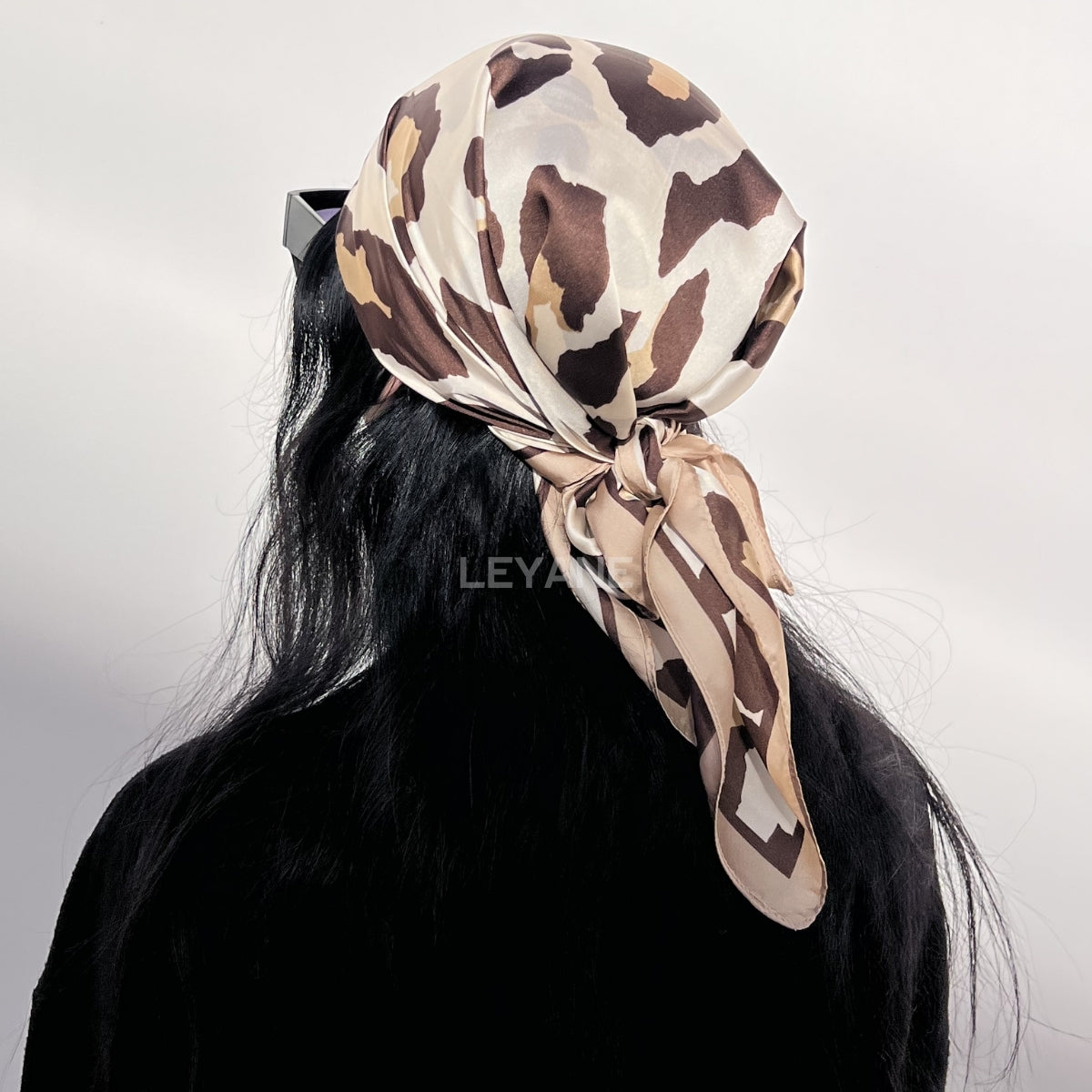 #Foulard #ModeFemme #StyleÉlégant #AccessoireChic #LookModerne #Tendance2026 #HairStyle #PolkaDots #FashionInspiration #ChicEtSimple
