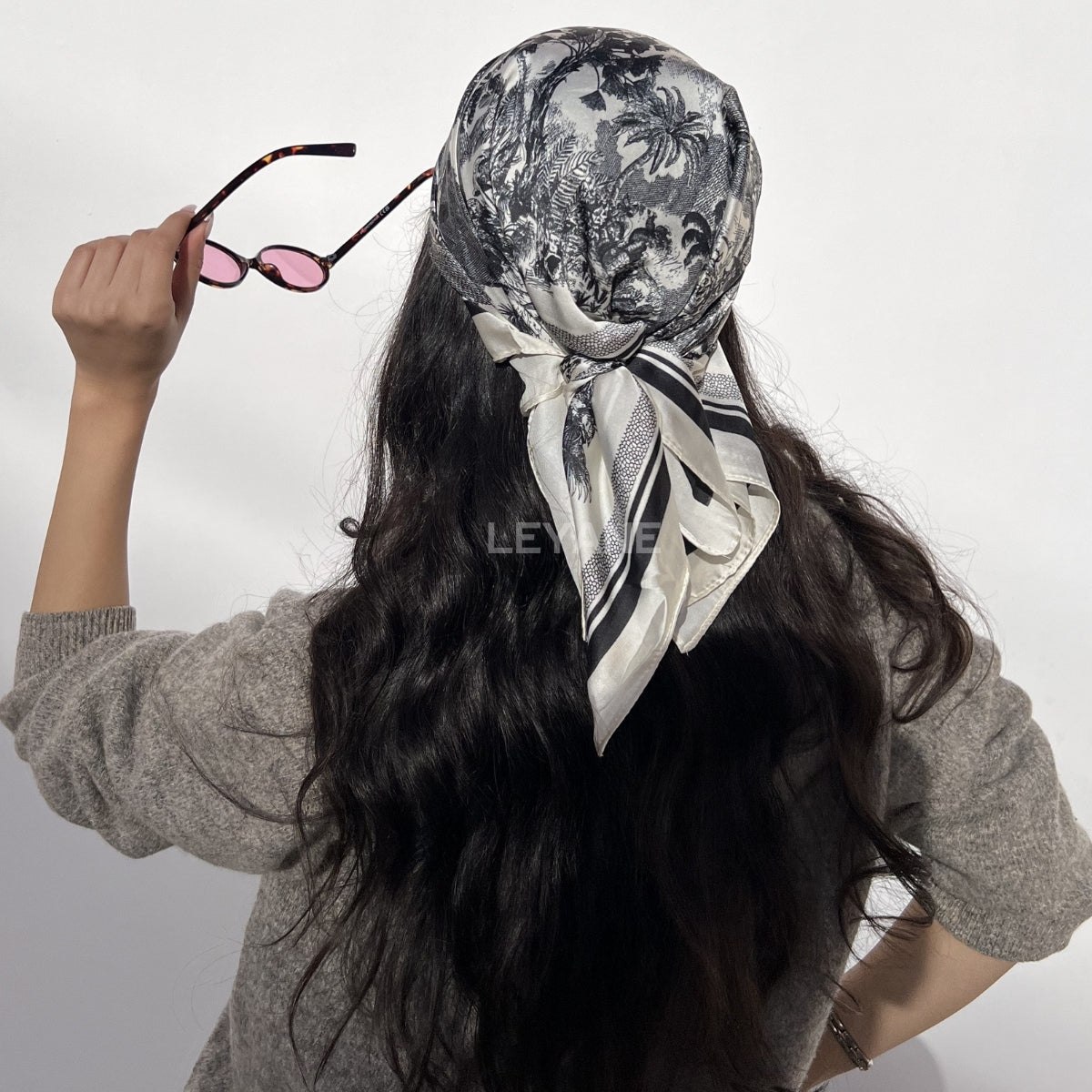 #Foulard #ModeFemme #StyleÉlégant #AccessoireChic #LookModerne #Tendance2026 #HairStyle #PolkaDots #FashionInspiration #ChicEtSimple
