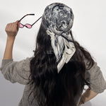 #Foulard #ModeFemme #StyleÉlégant #AccessoireChic #LookModerne #Tendance2026 #HairStyle #PolkaDots #FashionInspiration #ChicEtSimple
