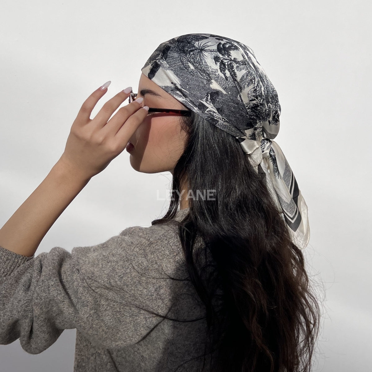 #Foulard #ModeFemme #StyleÉlégant #AccessoireChic #LookModerne #Tendance2026 #HairStyle #PolkaDots #FashionInspiration #ChicEtSimple
