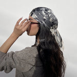 #Foulard #ModeFemme #StyleÉlégant #AccessoireChic #LookModerne #Tendance2026 #HairStyle #PolkaDots #FashionInspiration #ChicEtSimple
