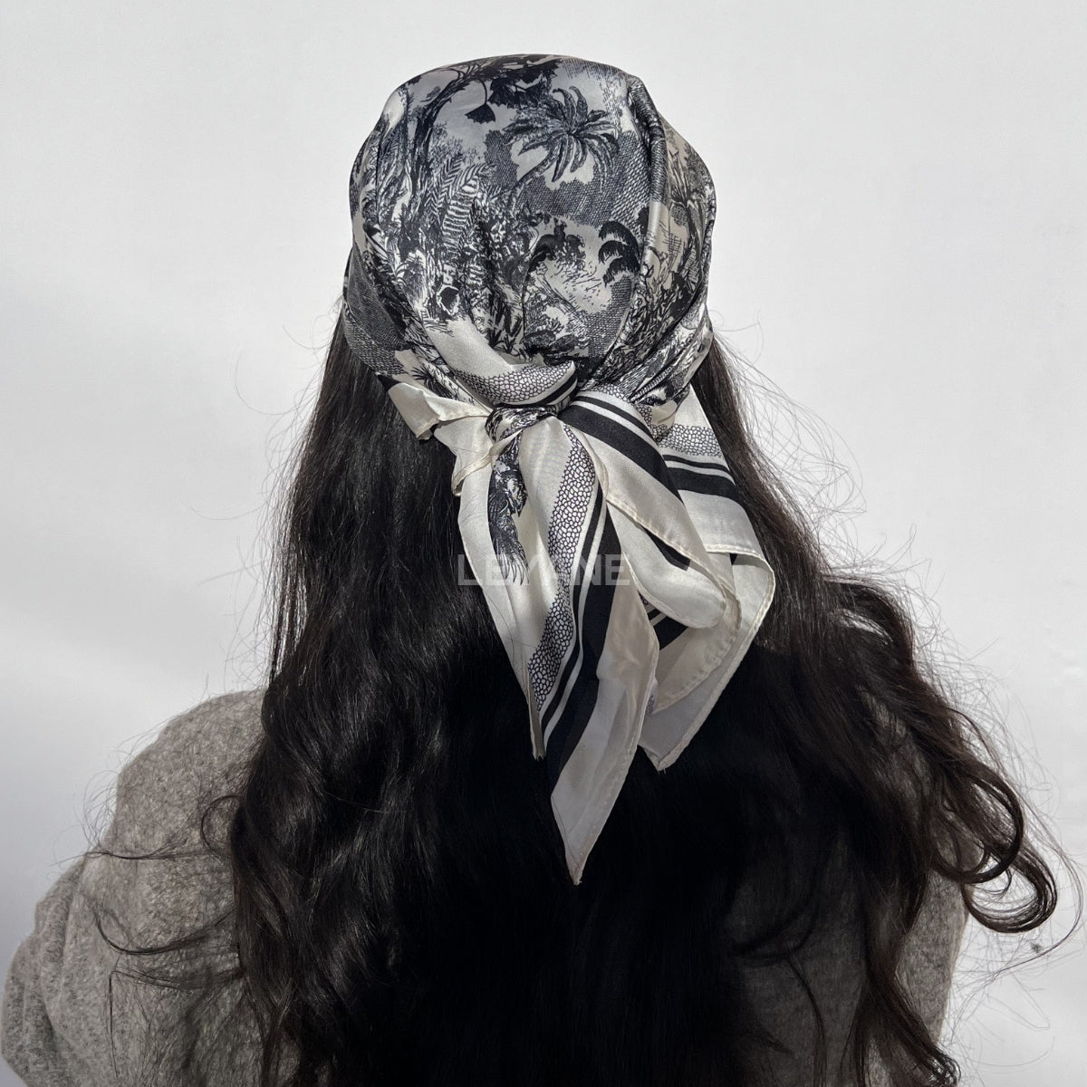 #Foulard #ModeFemme #StyleÉlégant #AccessoireChic #LookModerne #Tendance2026 #HairStyle #PolkaDots #FashionInspiration #ChicEtSimple
