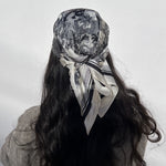 #Foulard #ModeFemme #StyleÉlégant #AccessoireChic #LookModerne #Tendance2026 #HairStyle #PolkaDots #FashionInspiration #ChicEtSimple
