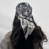 #Foulard #ModeFemme #StyleÉlégant #AccessoireChic #LookModerne #Tendance2026 #HairStyle #PolkaDots #FashionInspiration #ChicEtSimple
