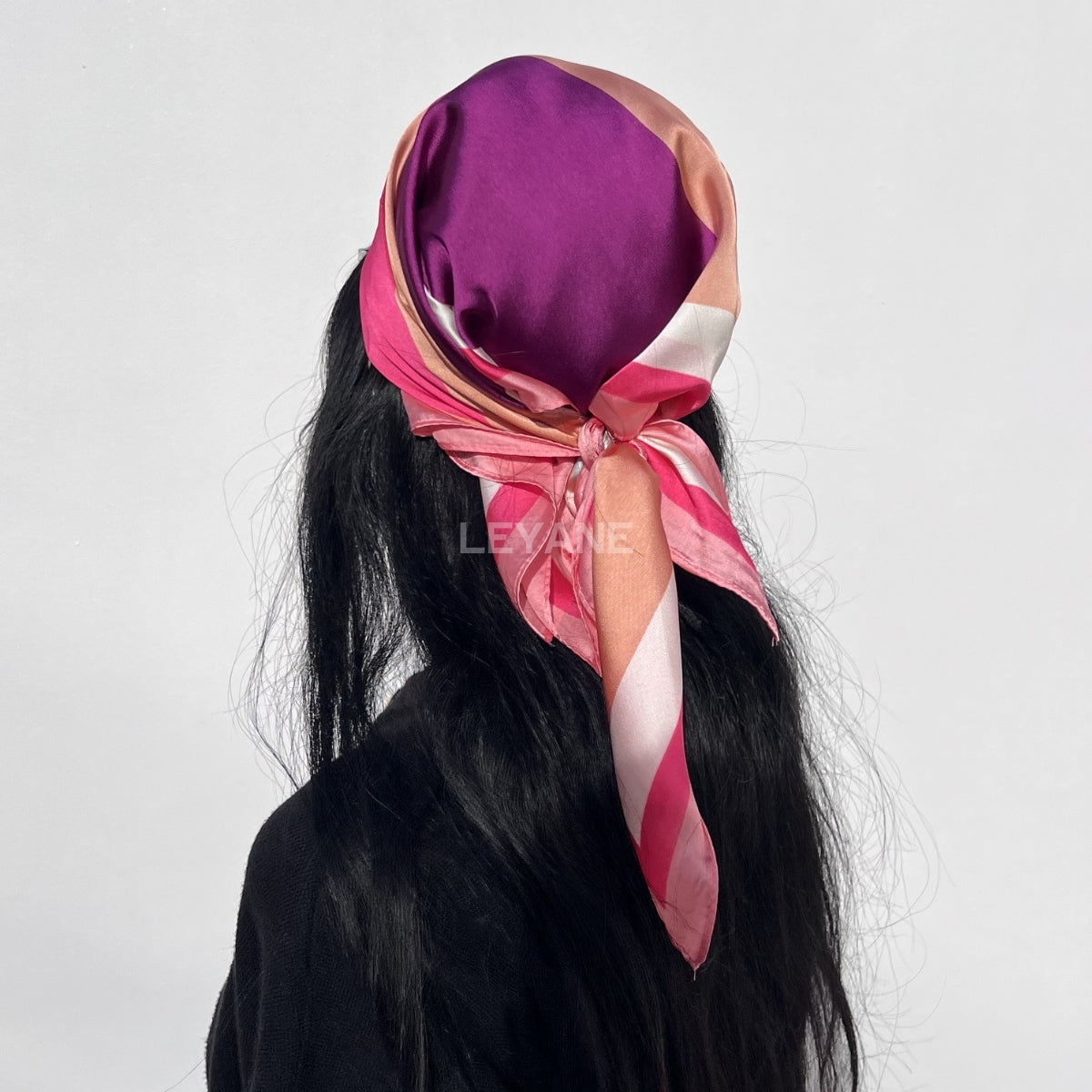 #Foulard #ModeFemme #StyleÉlégant #AccessoireChic #LookModerne #Tendance2026 #HairStyle #PolkaDots #FashionInspiration #ChicEtSimple
