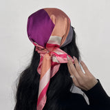 #Foulard #ModeFemme #StyleÉlégant #AccessoireChic #LookModerne #Tendance2026 #HairStyle #PolkaDots #FashionInspiration #ChicEtSimple
