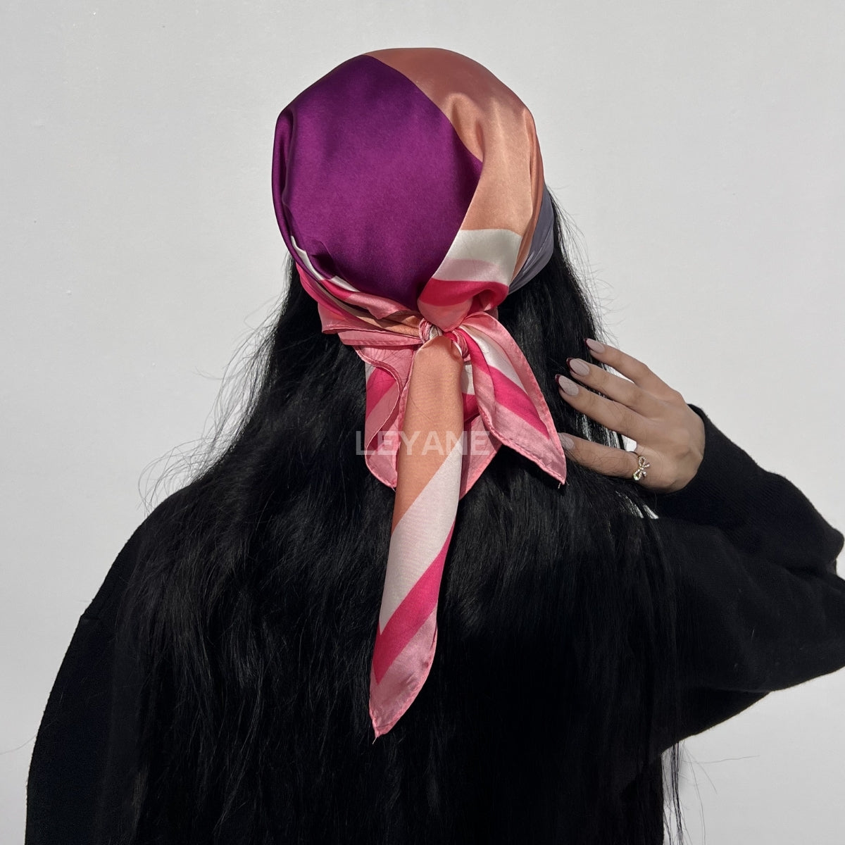 #Foulard #ModeFemme #StyleÉlégant #AccessoireChic #LookModerne #Tendance2026 #HairStyle #PolkaDots #FashionInspiration #ChicEtSimple
