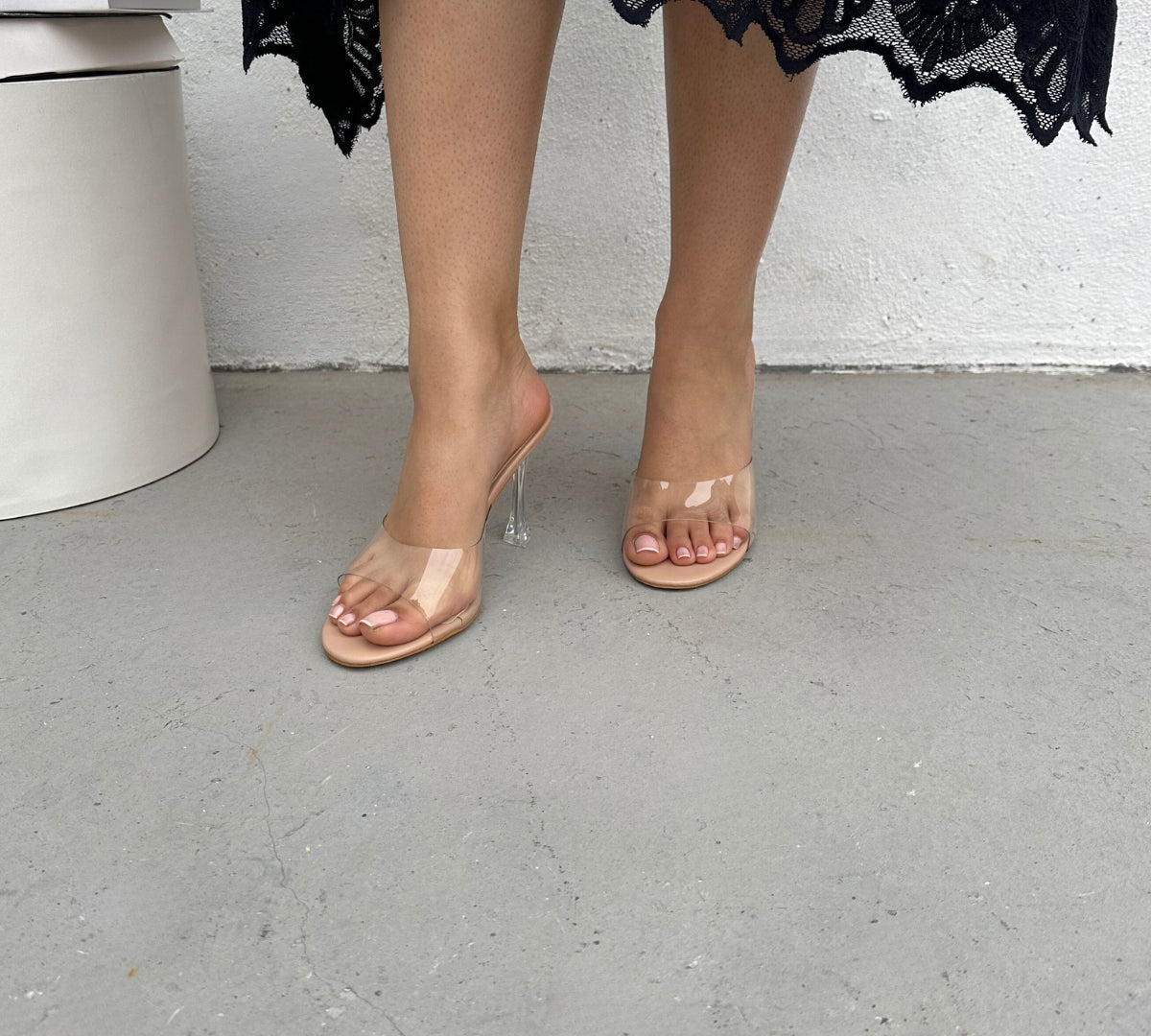 Ces sandales transparentes à talons sont idéales pour un look élégant et tendance. Avec le talon entièrement transparent, elles vous donnent une allure légère et moderne.