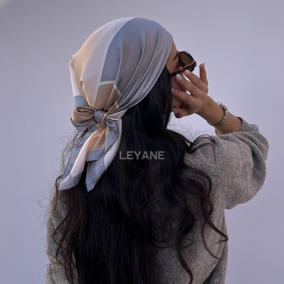 #Foulard #ModeFemme #StyleÉlégant #AccessoireChic #LookModerne #Tendance2026 #HairStyle #PolkaDots #FashionInspiration #ChicEtSimple
