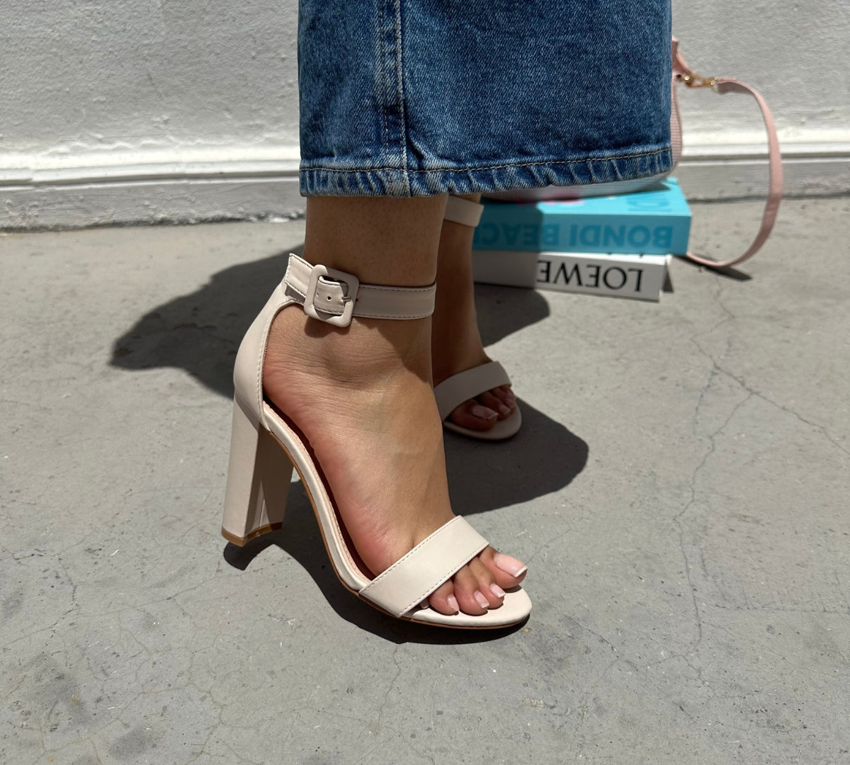 Ces sandales transparentes à talons sont idéales pour un look élégant et tendance. Avec le talon entièrement transparent, elles vous donnent une allure légère et moderne.