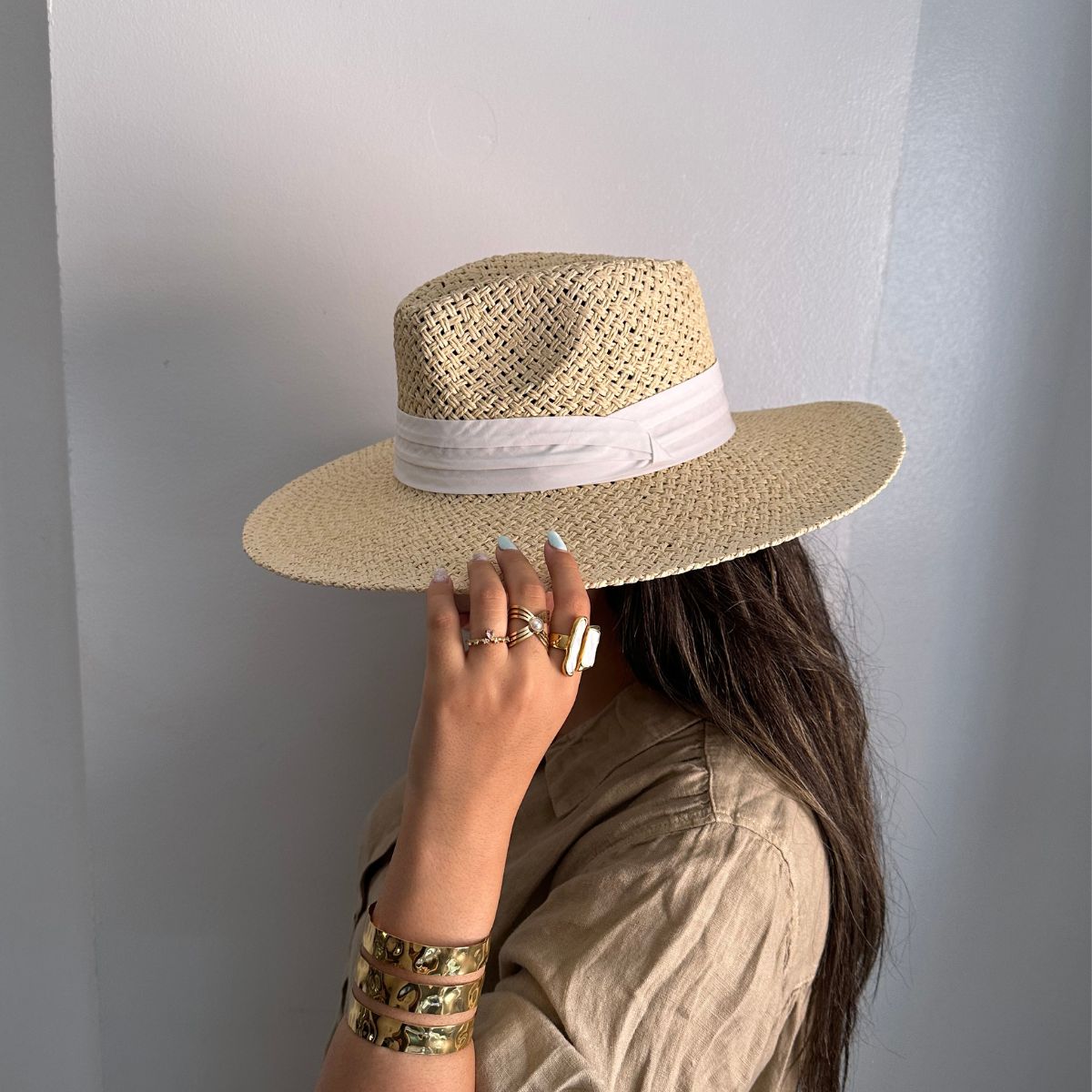 Chapeau à larges bords handmade avec bande en tissu blanc écru 
