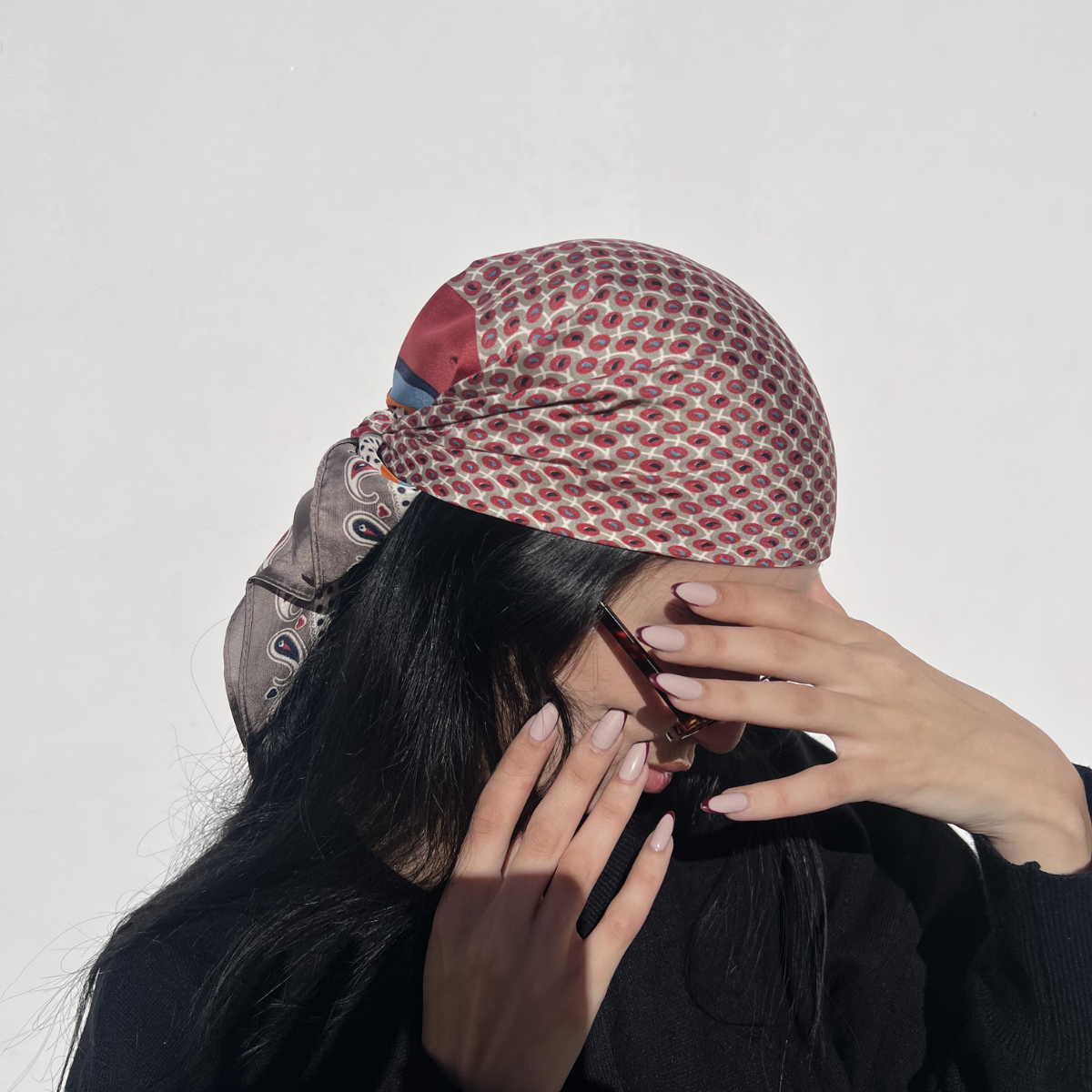 #Foulard #ModeFemme #StyleÉlégant #AccessoireChic #LookModerne #Tendance2026 #HairStyle #PolkaDots #FashionInspiration #ChicEtSimple

