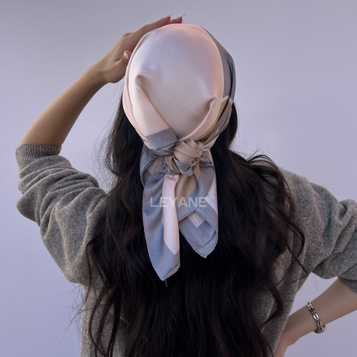 #Foulard #ModeFemme #StyleÉlégant #AccessoireChic #LookModerne #Tendance2026 #HairStyle #PolkaDots #FashionInspiration #ChicEtSimple
