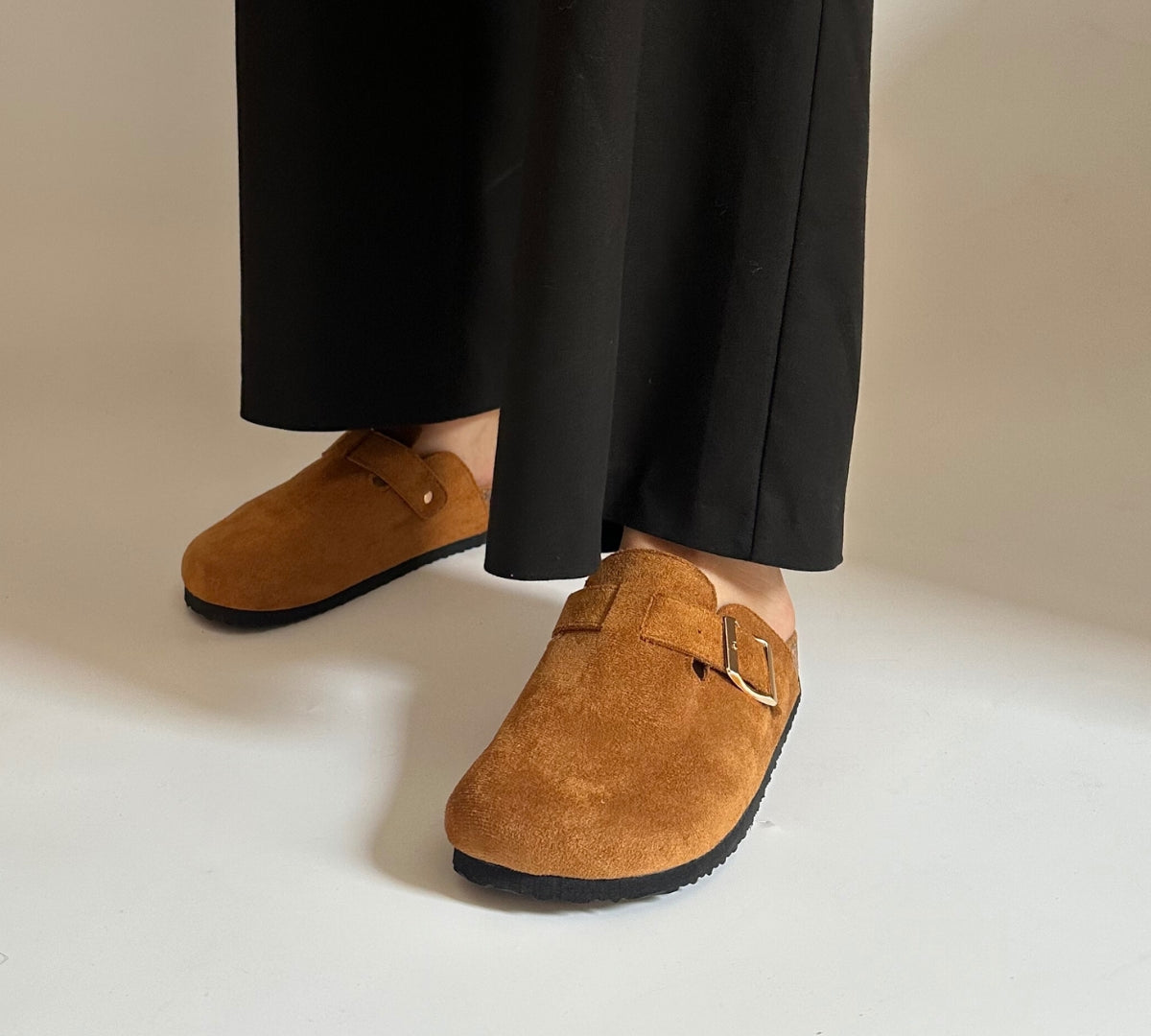 Mules en daim couleur camel confortables maison murielle