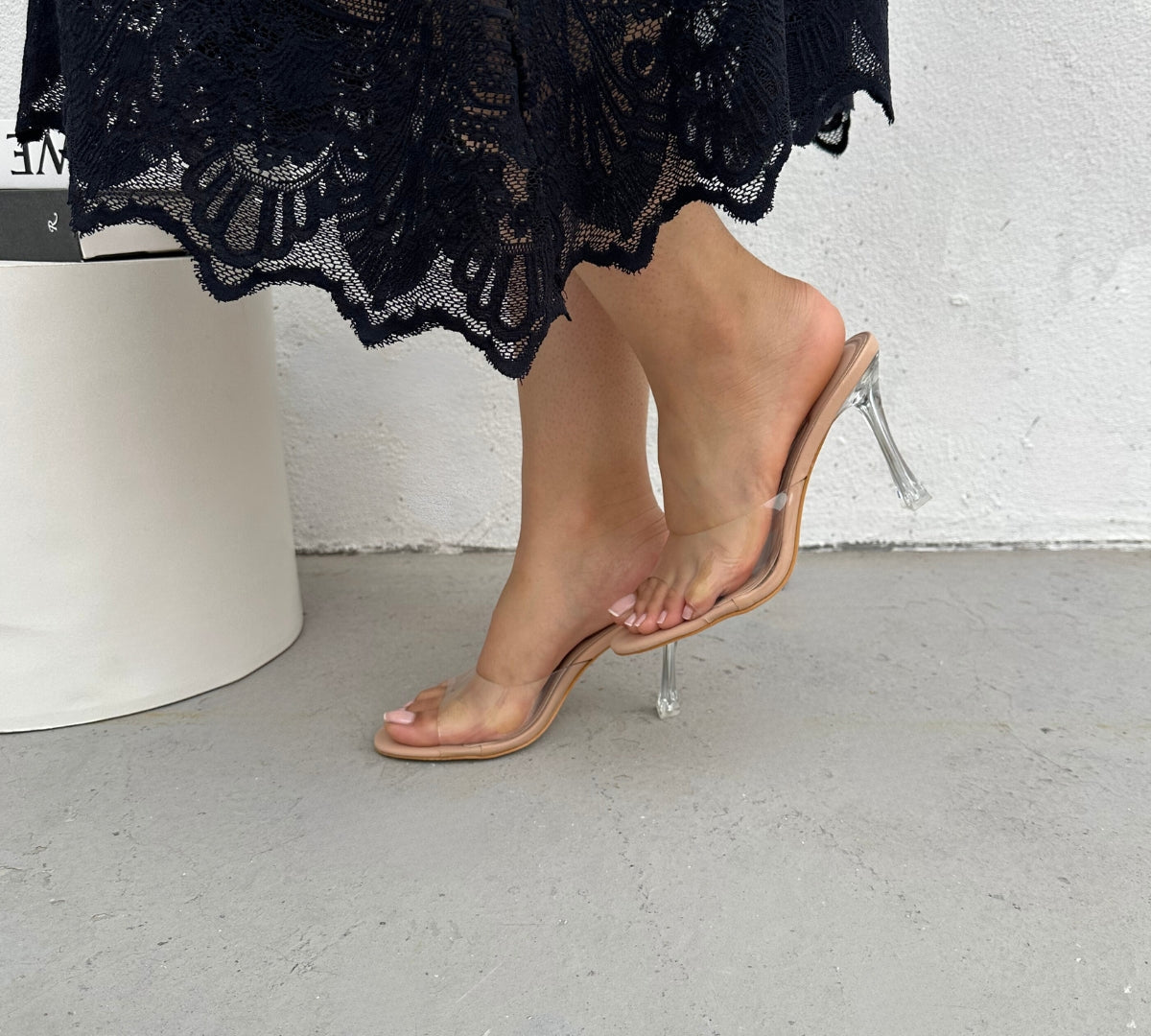 Ces sandales transparentes à talons sont idéales pour un look élégant et tendance. Avec le talon entièrement transparent, elles vous donnent une allure légère et moderne.