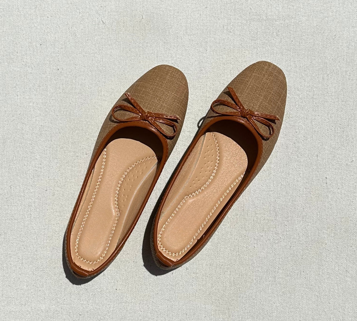 Ces ballerines en raphia tissé dotées d'un nœud en couleur Camel sont confortables et élégantes. Leur matière naturelle ajoute une touche de style à toutes vos tenues. Optez pour ces ballerines pour une allure décontractée et chic.