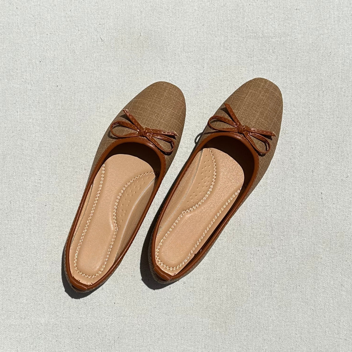 Ces ballerines en raphia tissé dotées d'un nœud en couleur Camel sont confortables et élégantes. Leur matière naturelle ajoute une touche de style à toutes vos tenues. Optez pour ces ballerines pour une allure décontractée et chic.