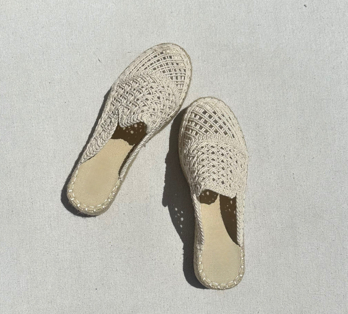 Ces espadrilles compensées en crochet beige sont l'accessoire parfait pour compléter votre look estival avec style et légèreté. Confectionnées avec un savoir-faire artisanal, elles vous offrent le mariage parfait entre mode et confort.