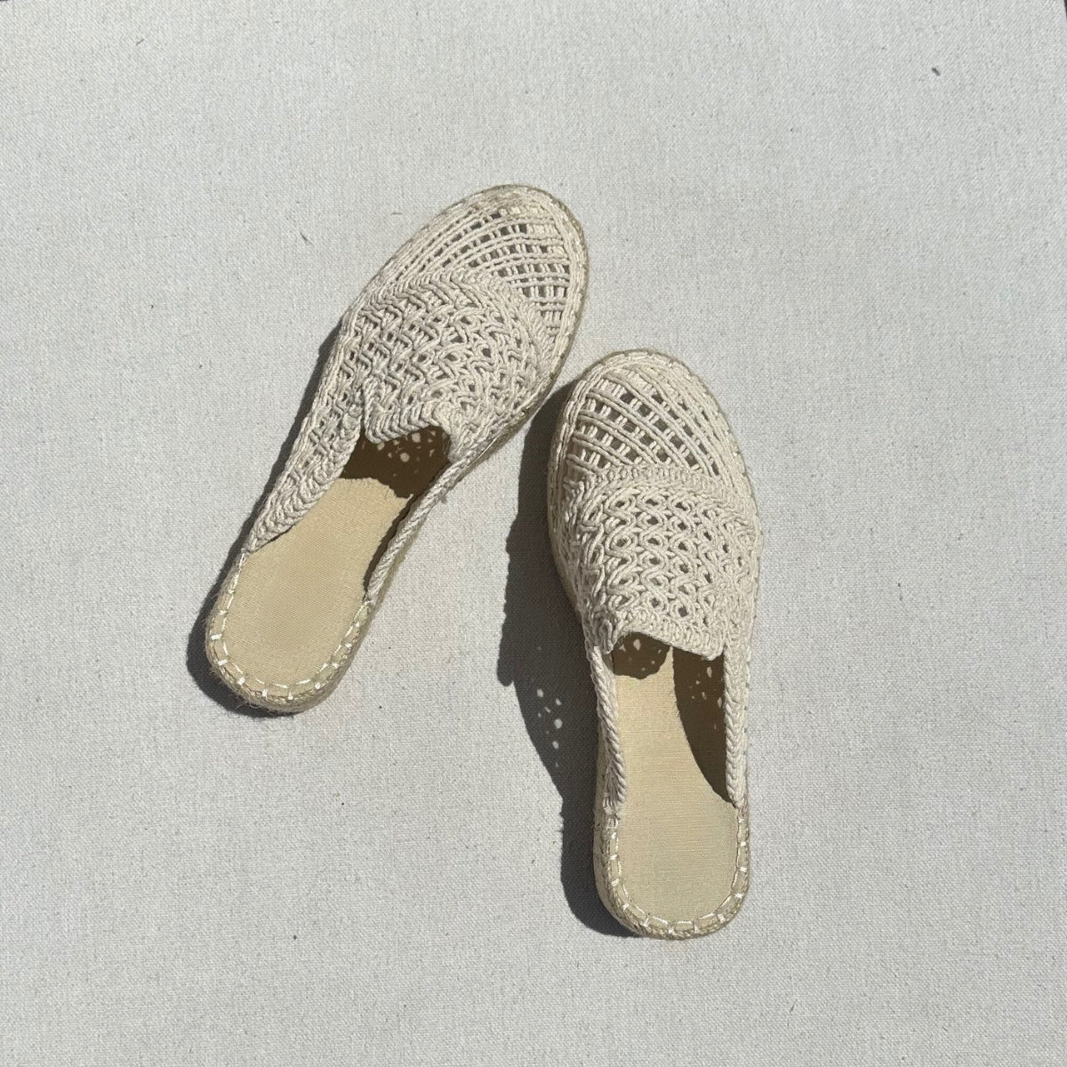 Ces espadrilles compensées en crochet beige sont l'accessoire parfait pour compléter votre look estival avec style et légèreté. Confectionnées avec un savoir-faire artisanal, elles vous offrent le mariage parfait entre mode et confort.