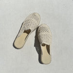 Ces espadrilles compensées en crochet beige sont l'accessoire parfait pour compléter votre look estival avec style et légèreté. Confectionnées avec un savoir-faire artisanal, elles vous offrent le mariage parfait entre mode et confort.